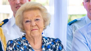 Thumbnail voor Prinses Beatrix valt kort in slaap tijdens voorstelling op Sint-Maarten