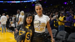 Thumbnail voor Kim Kardashian hangt vuile was buiten over ex-man: 'Ik voed onze kinderen in feite alleen op'