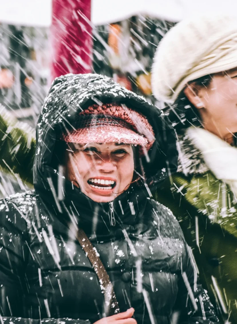 Twee vrouwen lachen in de sneeuw