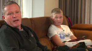 Thumbnail voor Christiaan (14) kermt van de pijn na aanrijding, zijn ouders zoeken doorrijder: 'Schandalig'