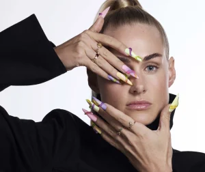 Thumbnail voor Jessica (35) heeft extreme nagels: 'Een sessie duurt minstens drie uur'
