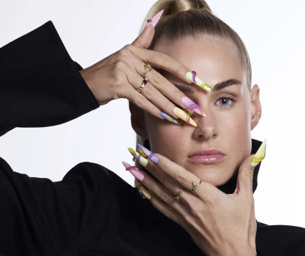 Jessica met haar extreme nagels