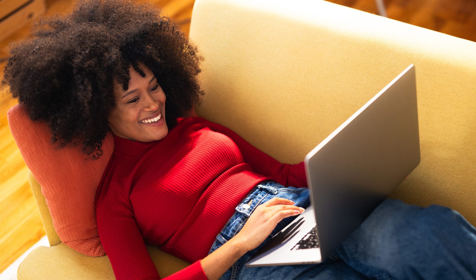vrouw op laptop op de bank