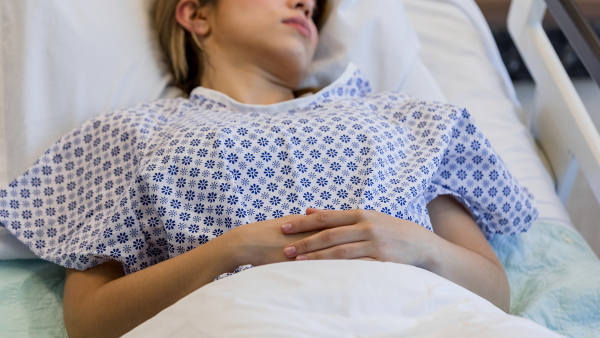 Anne had een peri-anale fistel: 'Daar lig je dan: met je benen wijd op de operatietafel zodat ze in je bilnaad kunnen snijden'