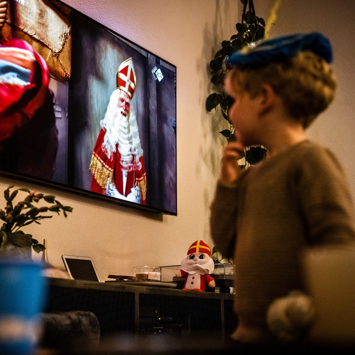 Kind kijkt op de tv naar het Sinterklaasjournaal