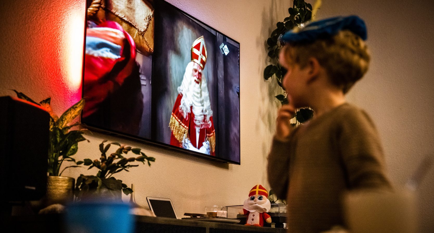 Kind kijkt op de tv naar het Sinterklaasjournaal