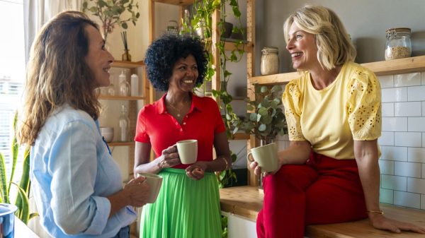 vrouwen drinken koffie