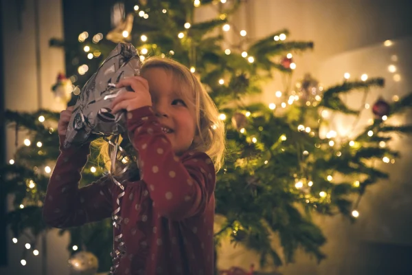 Kerstmissers kind met cadeau