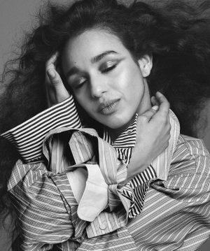 Thumbnail voor Actrice Nora El Koussour: ‘Ik bleef achter met versleten truien vol gaten en vreselijk oude balletkleren'
