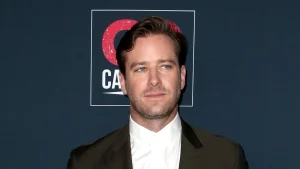 Thumbnail voor Huh? Acteur Armie Hammer is beschuldigd van kannibalisme, en speelt nu kannibaal in videoclip