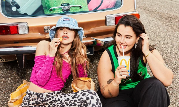 Twee jonge vrouwen zitten voor auto