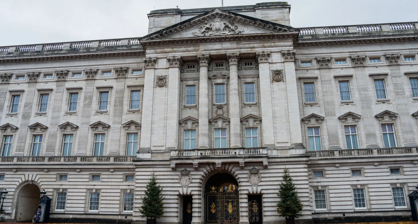 Politie grijpt in tijdens kerstborrel van personeel Buckingham Palace
