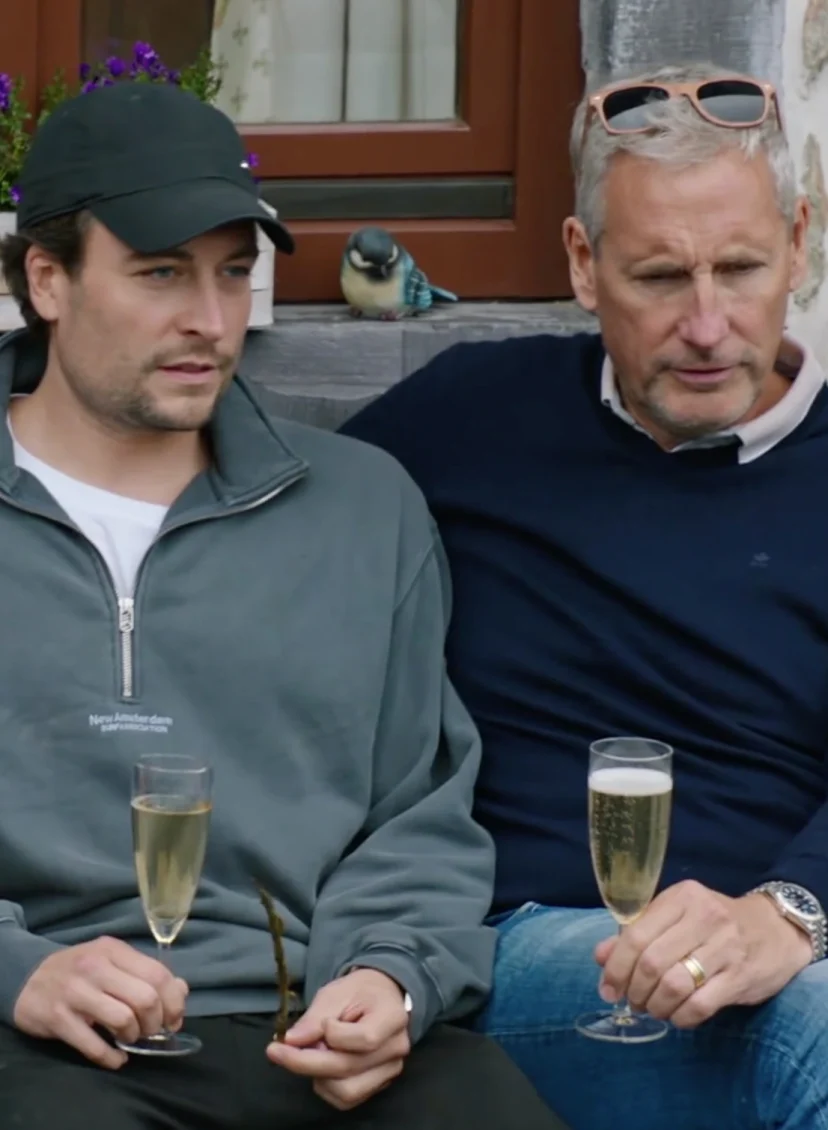 Viktor Verhulst en Gert op een bankje, samen met goede vriend Gertje.