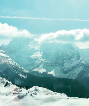 Thumbnail voor Zuid-Tirol: uitgestrekte sneeuwvlakten, met in de verte spectaculair zicht op de Dolomieten