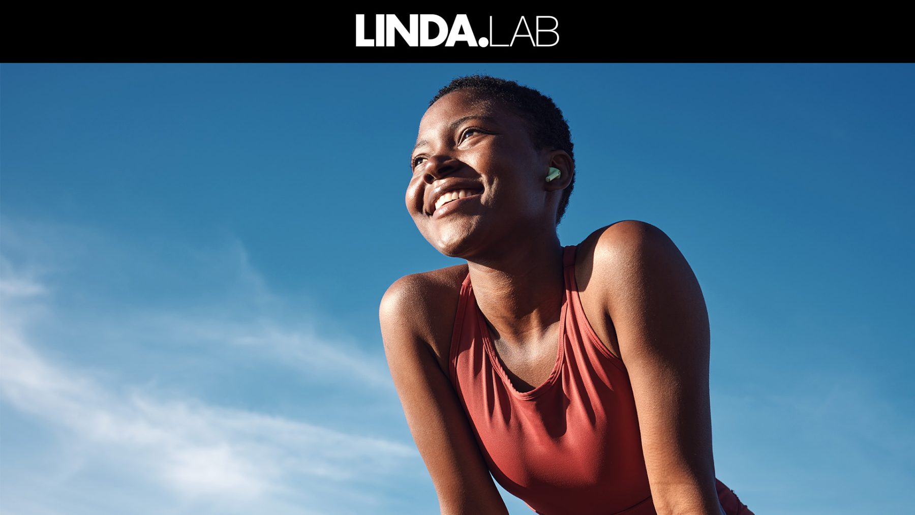 linda lab header vrouw draadloze oordopjes tijdens het sporten