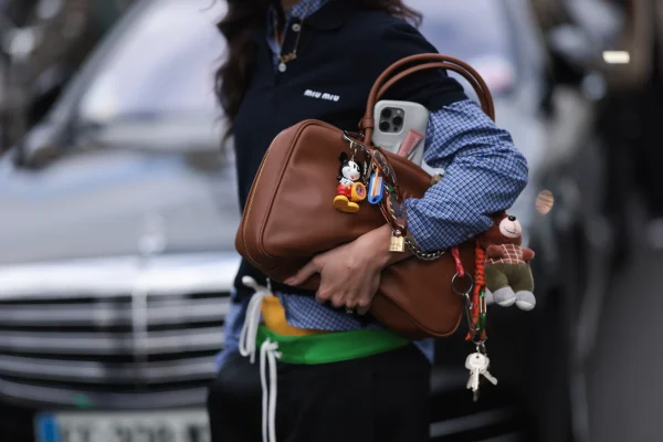 Vrouw met tas met tassenhangers