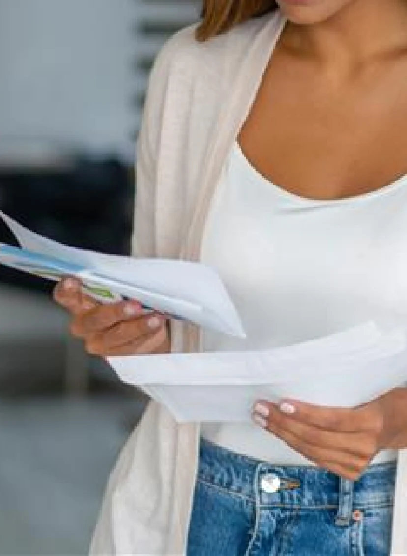 Vrouw met papieren in de hand