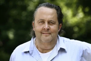 Thumbnail voor Familie geeft update over topkok Julius Jaspers na hersenbloeding: 'Zal hard aan zijn herstel werken'