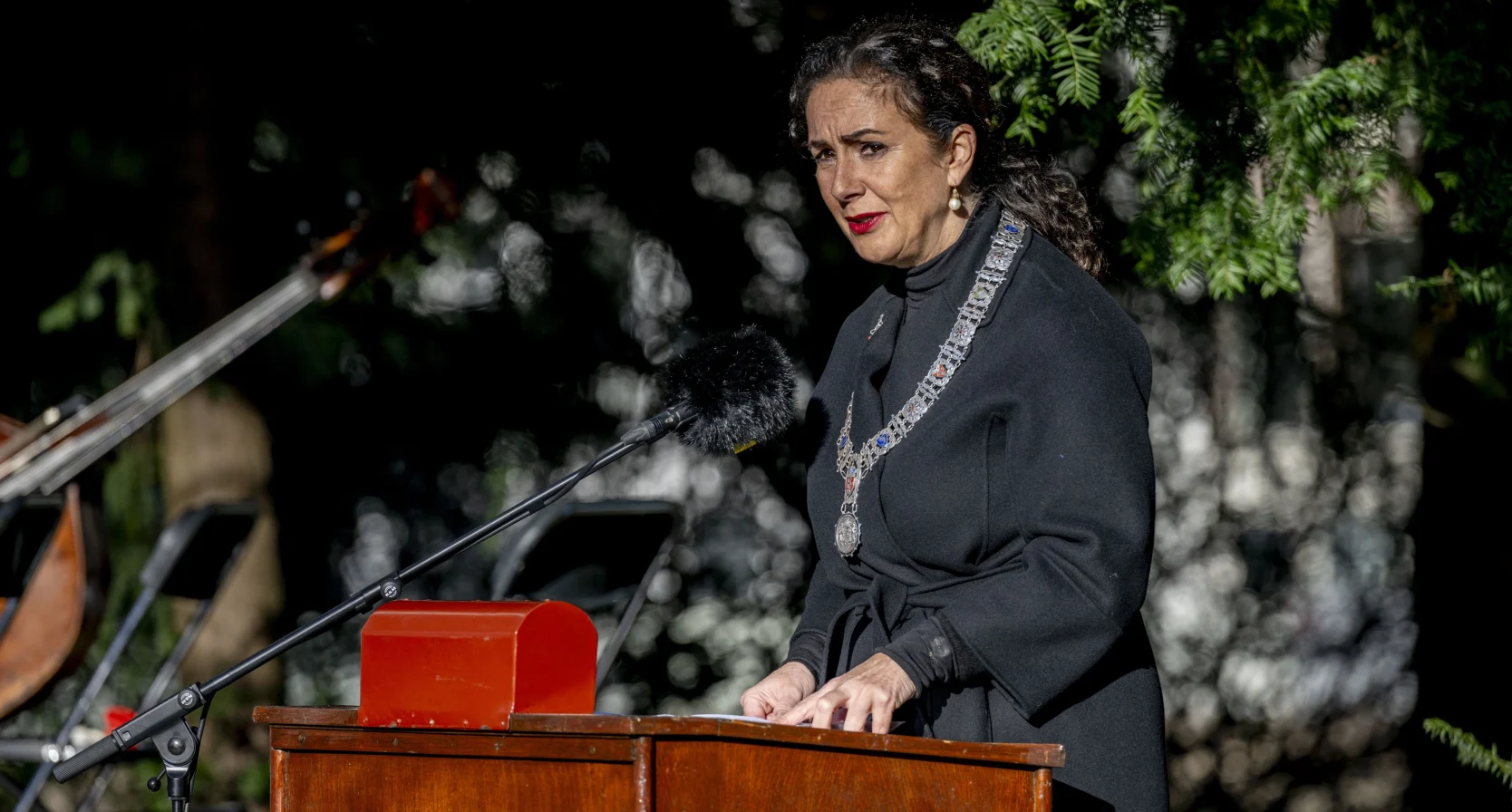 Burgemeester Femke Halsema spreekt tijdens de Nationale Holocaust Herdenking in 2024.