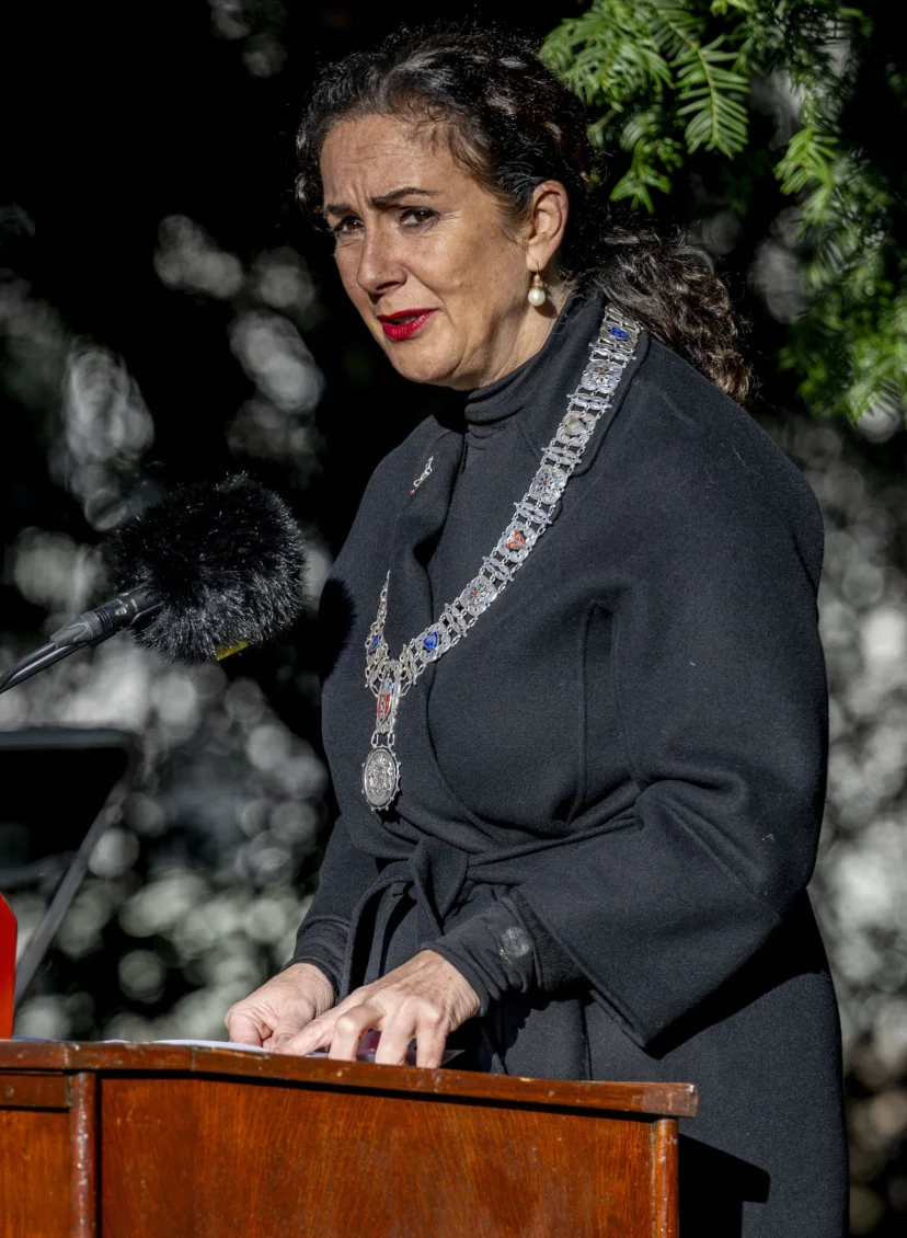 Burgemeester Femke Halsema spreekt tijdens de Nationale Holocaust Herdenking in 2024.