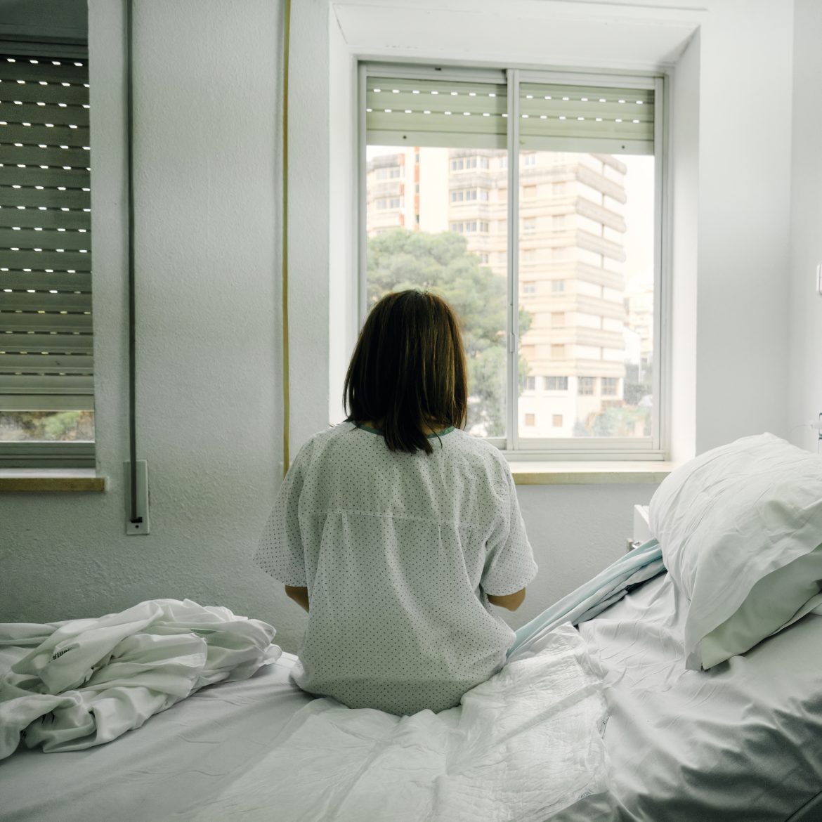 Dewi (42): 'Ik ben ziek. Maar bijna nog zieker is dat ik ben bedrogen door mijn man terwijl ik in het ziekenhuis lag'