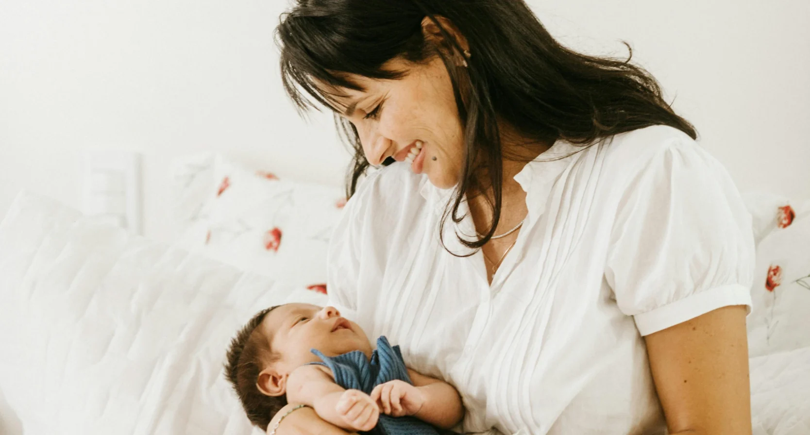 Moeder met ouderschapsverlof zorgt voor baby