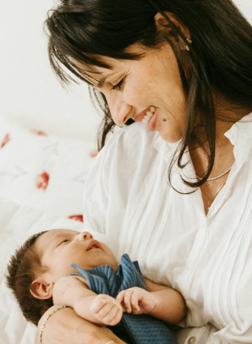 Moeder met ouderschapsverlof zorgt voor baby