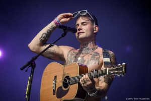 Thumbnail voor Douwe Bob kreeg nooit meer reacties dan op lied 'Angel Child': 'Komt uit het diepst van mijn ziel'
