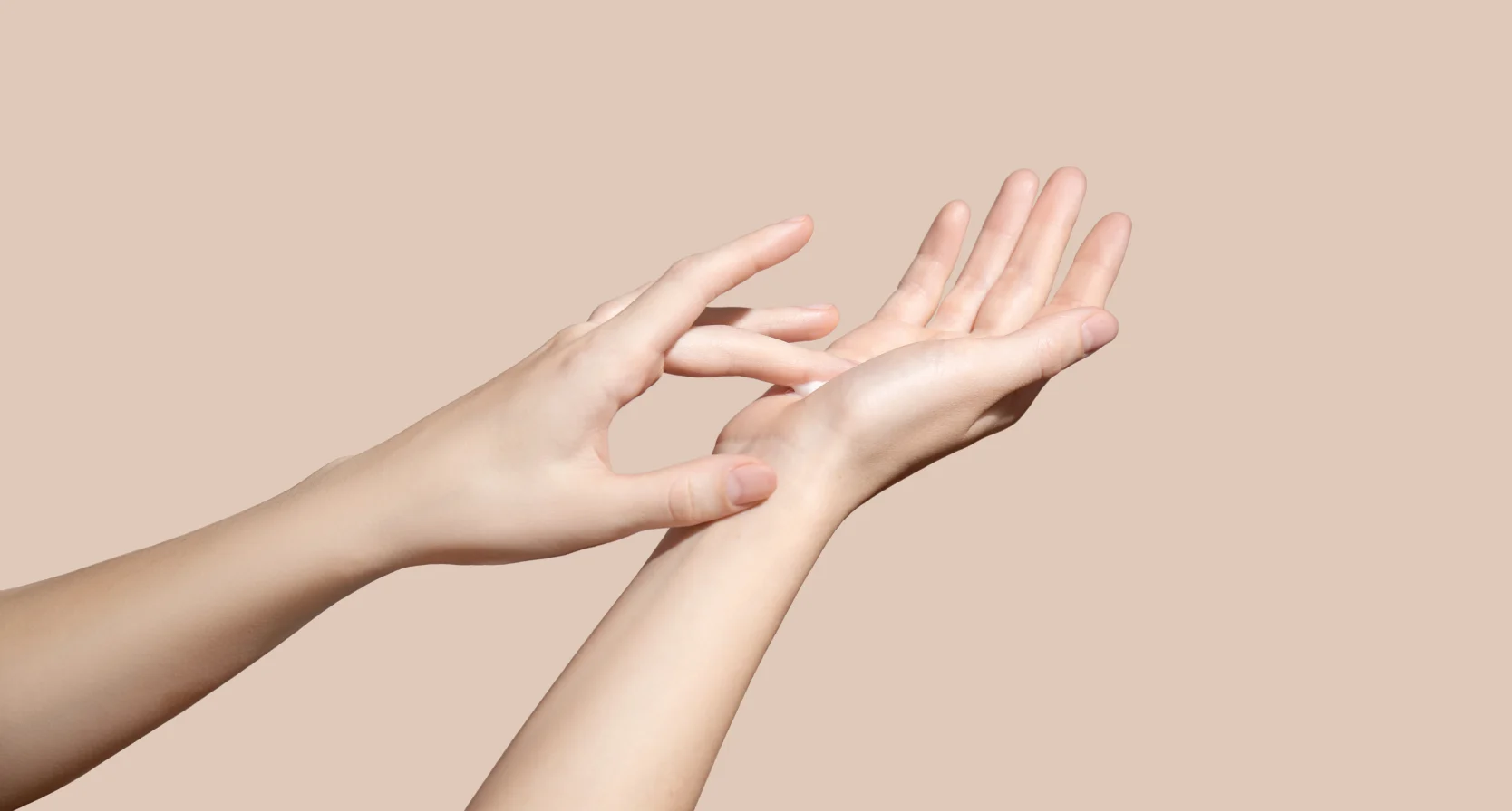 Tepelcrème wordt gesmeerd op handen