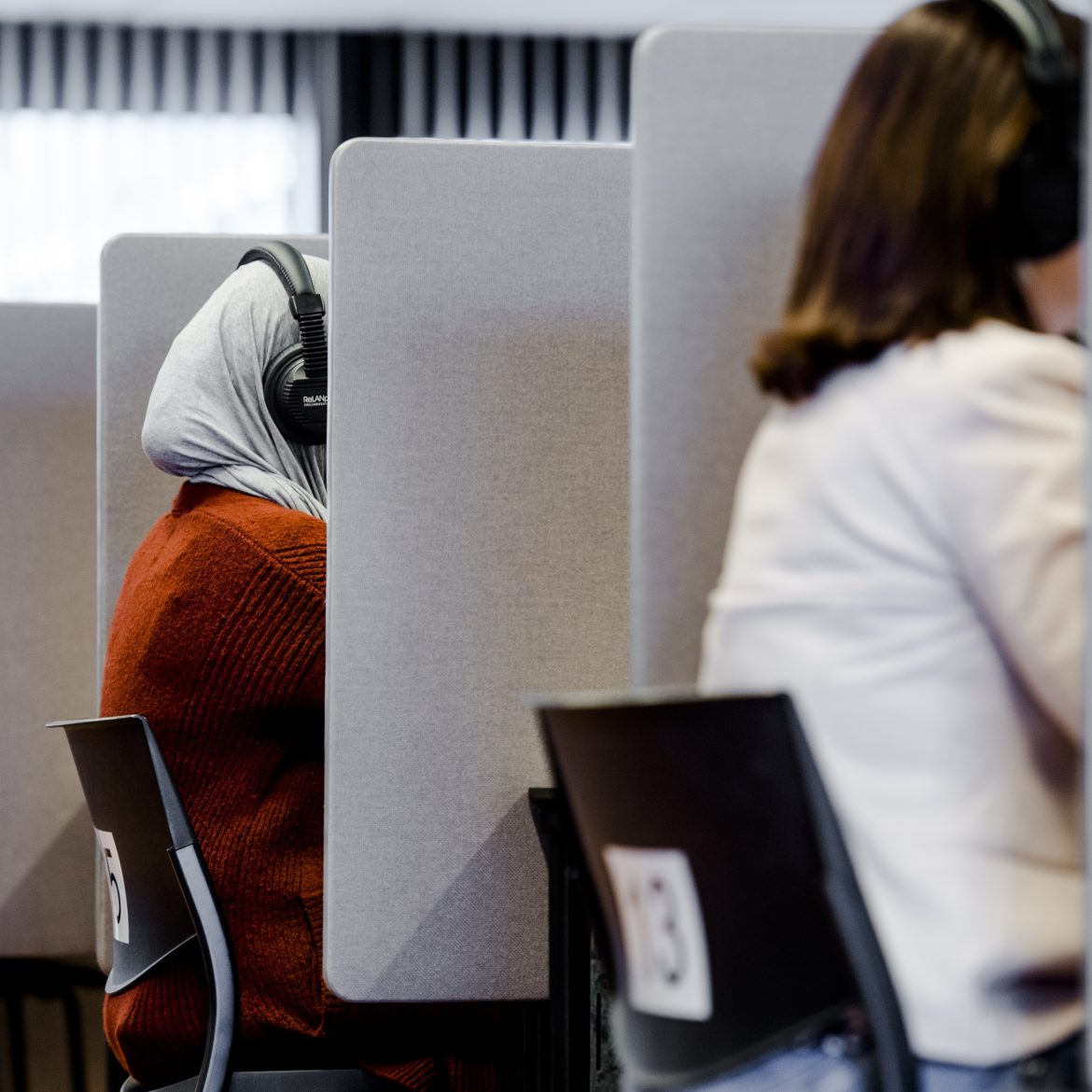 Britse vrouw slaagde 14 keer voor inburgeringsexamen dankzij pruiken en schmink, nu is ze opgepakt