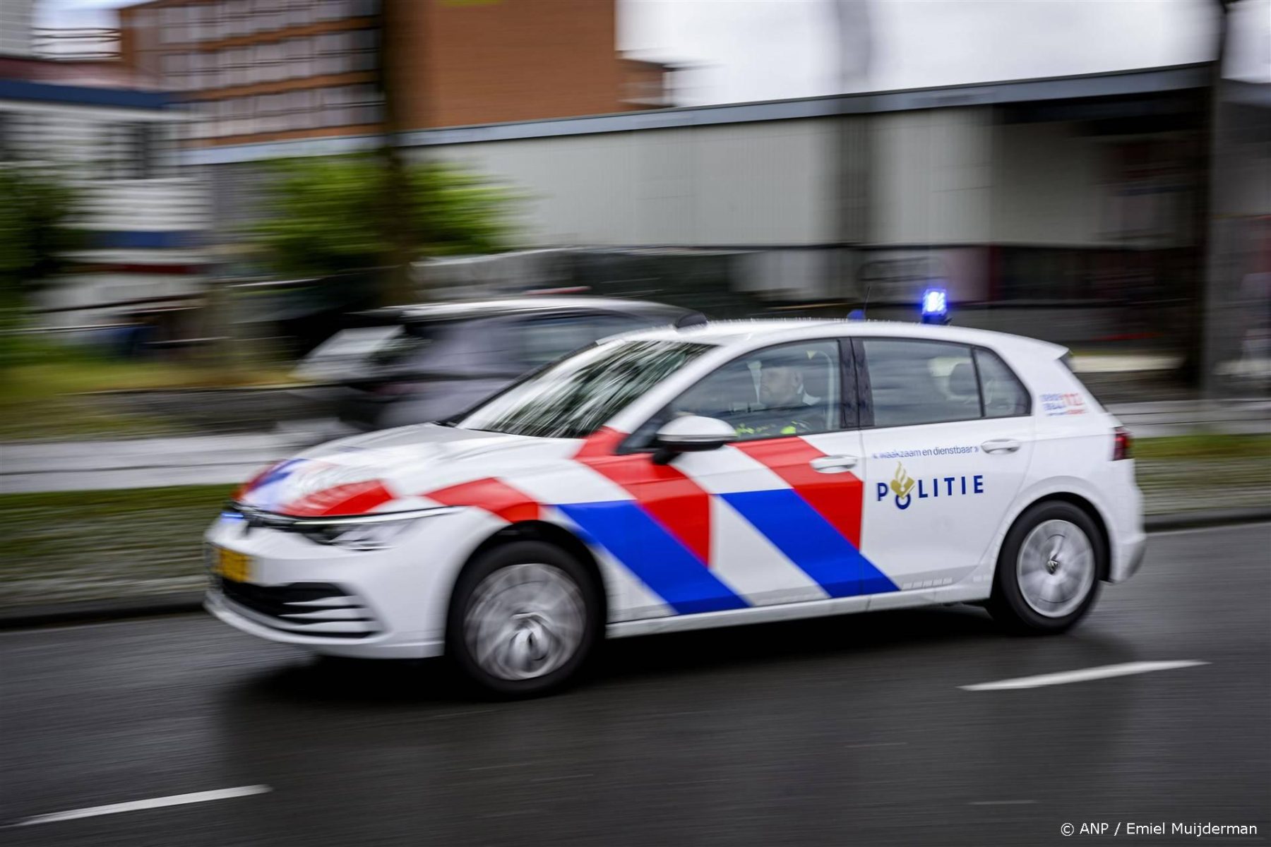 politieauto op de weg | meisje overleden