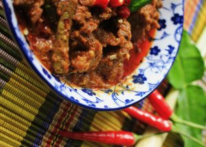 Thumbnail voor Recept: simpele en snelle vegan rendang gemaakt van jackfruit