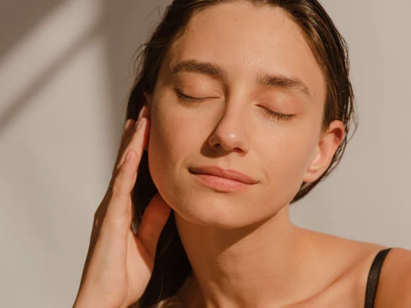 Vrouw cleanser droge huid