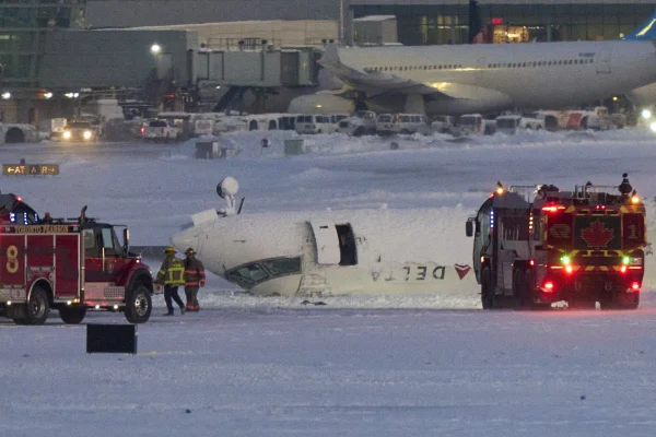 Vliegtuig Delta Air gecrasht in Toronto, toestel ligt op z'n kop