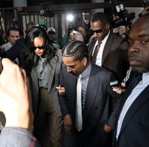 Thumbnail voor A$AP Rocky vliegt Rihanna in de armen na 'not guilty' uitspraak