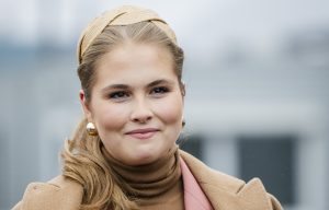 Thumbnail voor Prinses Amalia doopt marineschip in Vlissingen: 'Ze heeft goed met moeder Máxima meegekeken'