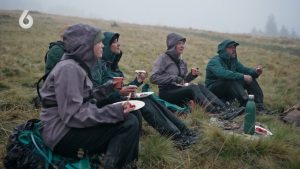 Thumbnail voor Tranen vloeien bij bericht van het thuisfront in 'No Way Back VIPS': 'Hoi lieve mama, papa breekt alle regels'