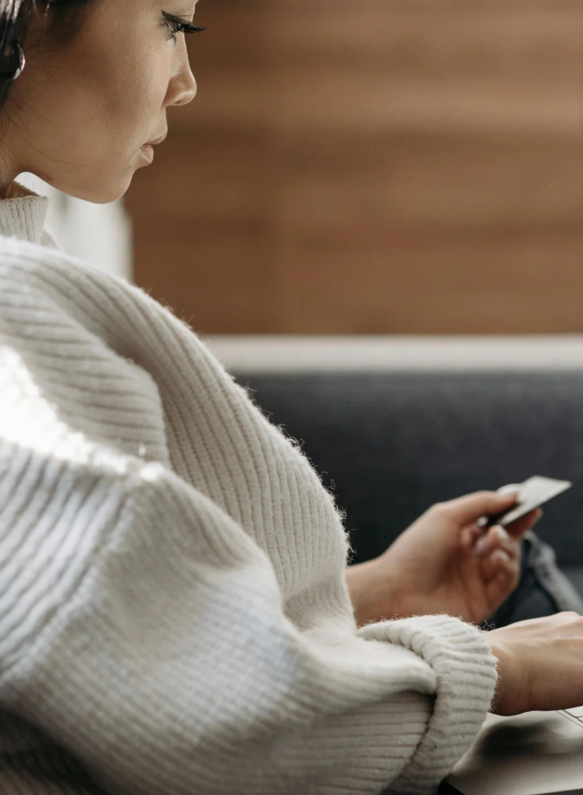 Vrouw met laptop | Meer fraude via Booking.com: hier moet je op letten als je een vakantie boekt