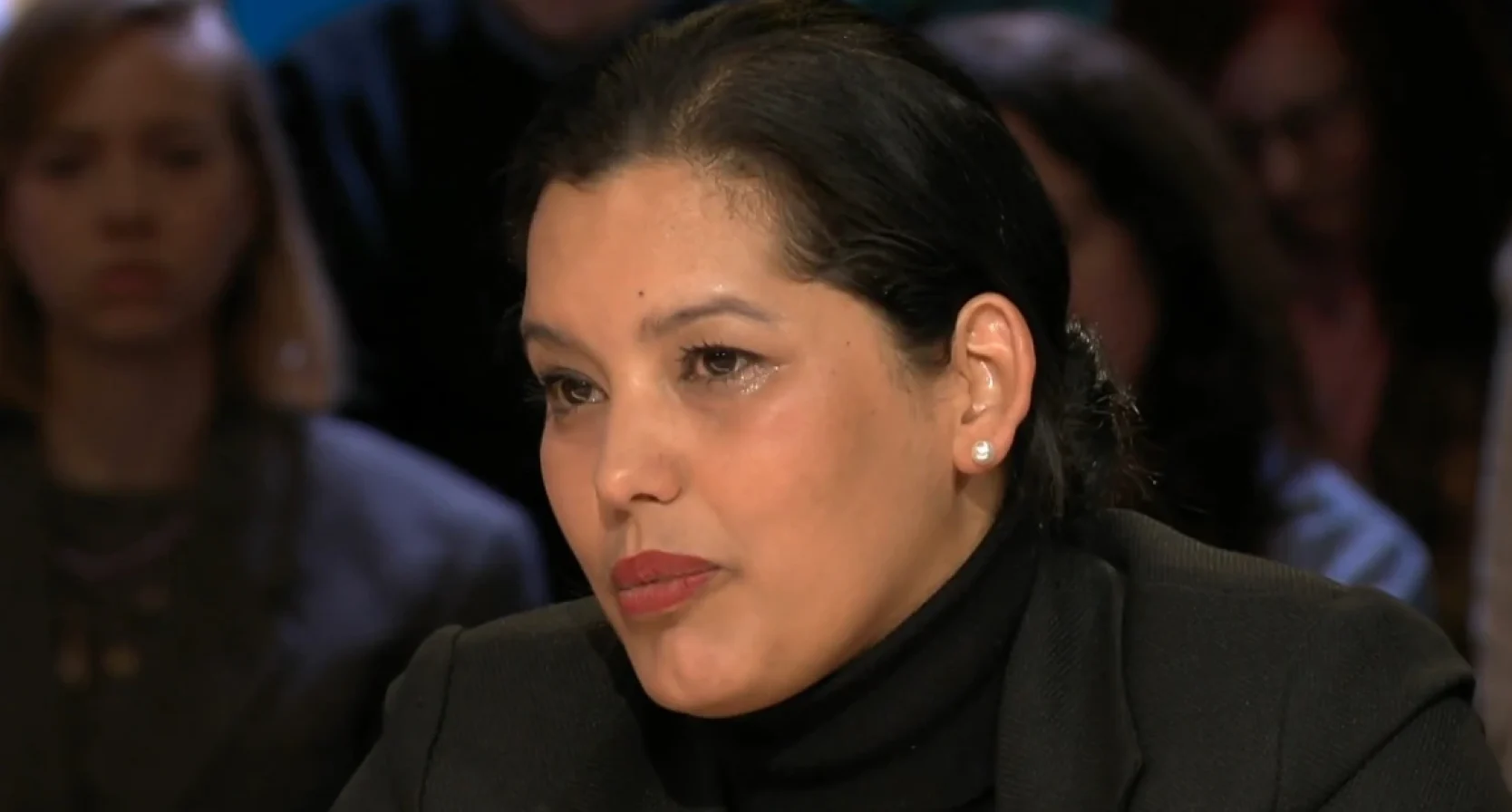 Marthainès 'zakte in elkaar' bij graf biologische familie, die ze door 'Spoorloos'-mismatch nooit heeft ontmoet