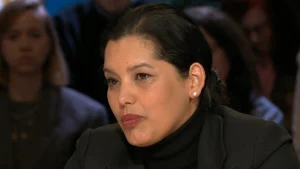 Thumbnail voor Marthainès 'zakte in elkaar' bij graf biologische familie, die ze door 'Spoorloos'-mismatch nooit heeft ontmoet