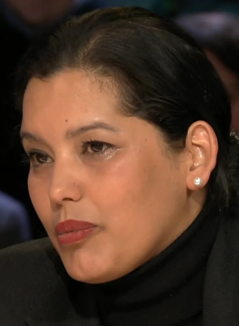 Marthainès 'zakte in elkaar' bij graf biologische familie, die ze door 'Spoorloos'-mismatch nooit heeft ontmoet