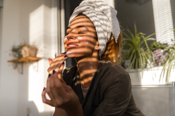 vrouw smeert hydraterende dagcreme met spf
