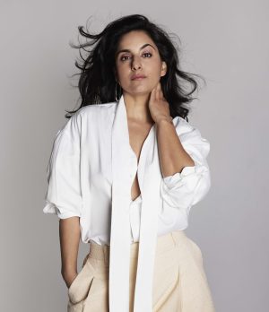 Thumbnail voor Actrice Mariana Aparicio verklapt haar beautytips: 'Dit product pept je huid direct op'