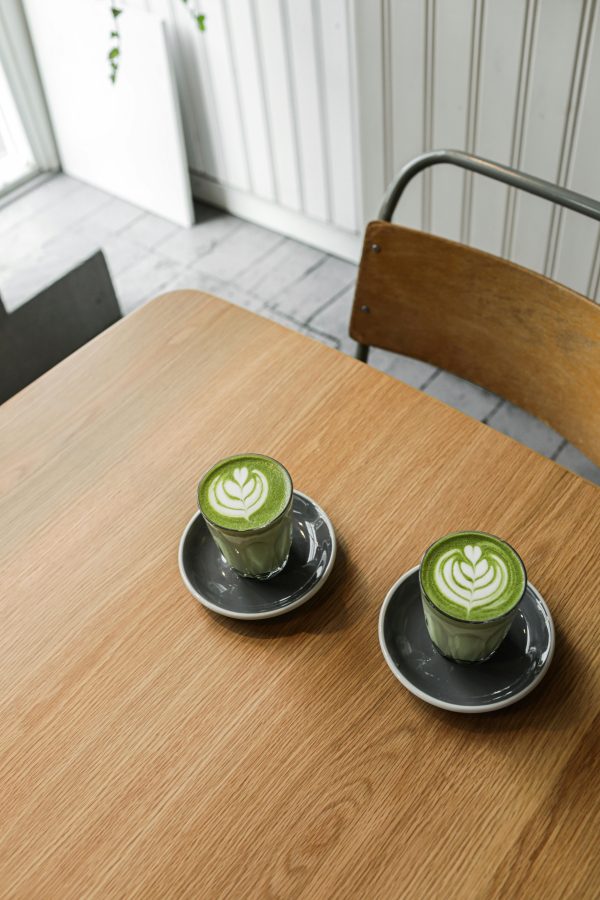 Yuppen de klos? De prijs van matcha is naar recordhoogte gestegen (én we drinken het verkeerd)