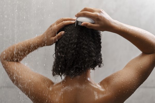 Vrouw in douche
