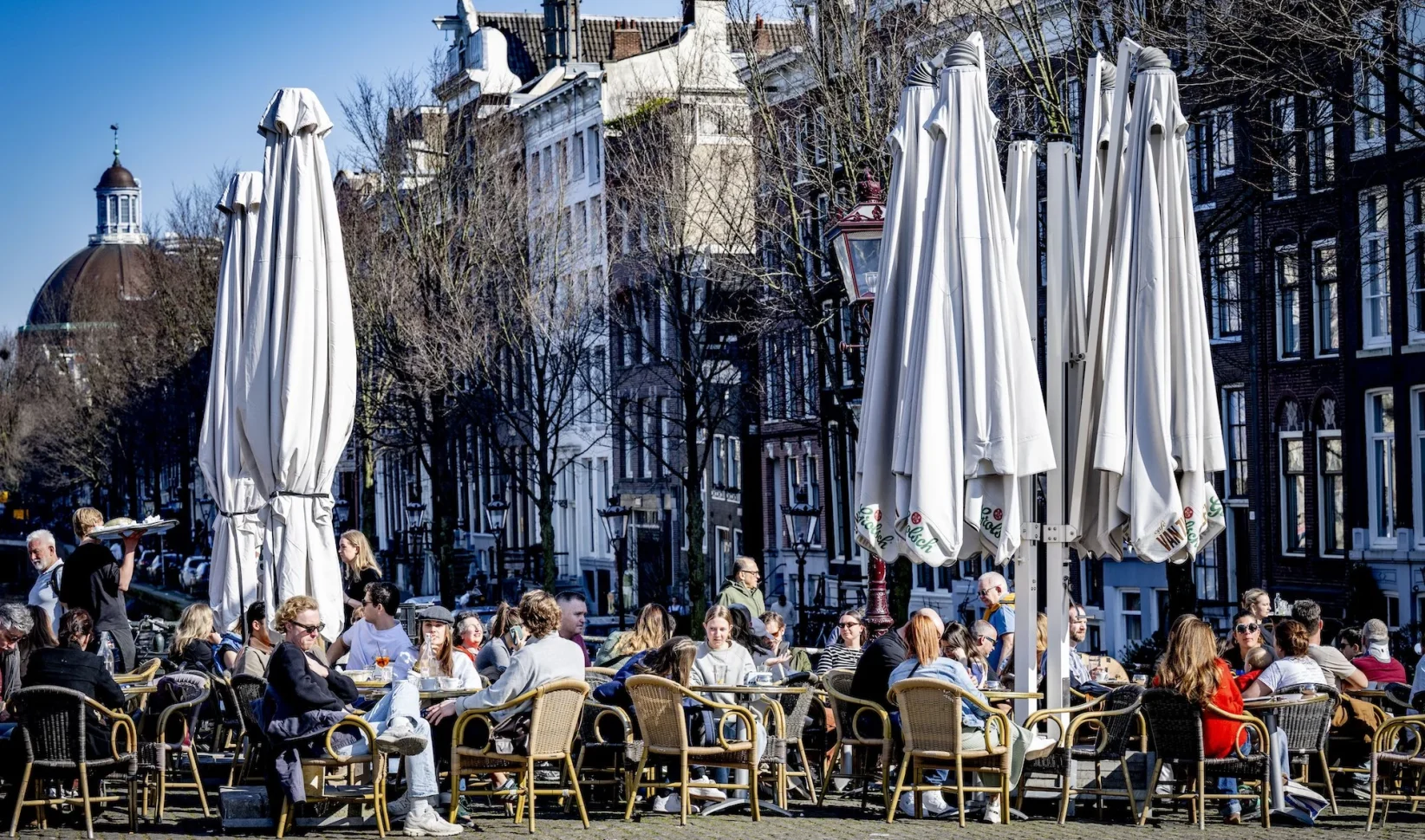 mensen op het terras op de warmste 8 maart