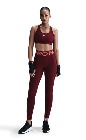 Vrouw met sportkleding aan