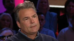 Thumbnail voor Reinout Oerlemans emotioneel bij het zien van oude beelden Antonie Kamerling: 'Hij was een zielsverwant'