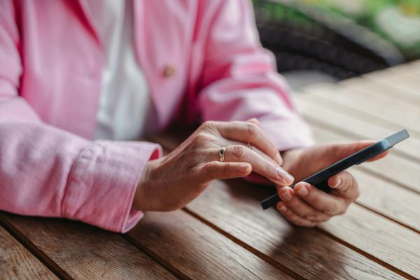 Emoji's, spraakmemo's en interpunctie: dit is waarom jij en je kind elkaar niet altijd begrijpen op WhatsApp