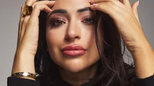Thumbnail voor Lale Gül (27) over cosmetische ingrepen: 'Ik heb spijt van alles wat ik heb laten doen'